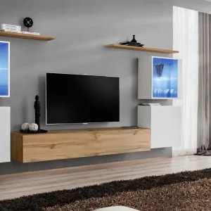 Wohnwand mit zwei Hängevitrinen Balestrand 220, Farbe: Weiß / Eiche Wotan - Abmessungen: 160 x 320 x 40 cm (H x B x T), mit LED-Beleuchtung Knallerangebot