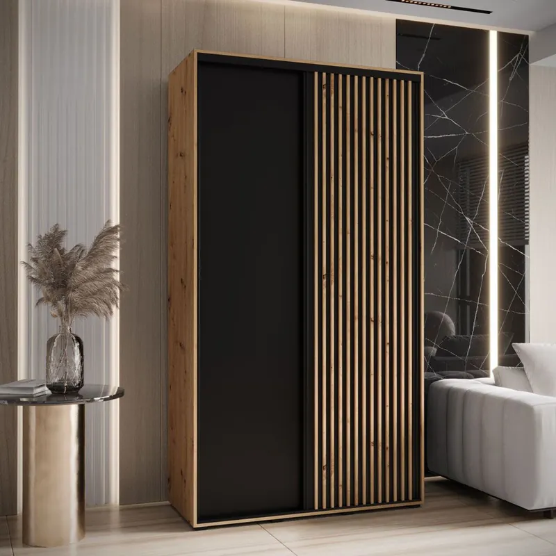 Zertifiziert Kleiderschrank Tharo in Schwarz/Eiche mit Schiebetüren, Metallgriffe in Schwarz, Anti Staubbürsten, 235,2 x 140 x 45 cm , auch für Wohnzimmer geeignet