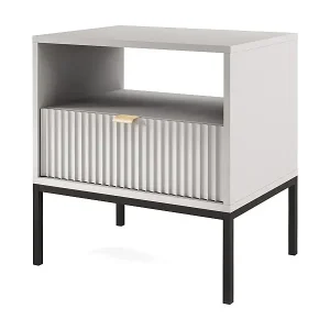 Billig Elegante Nachttisch Nova – Design mit goldenem Griff, Geriffelte Front, Praktisch & Modern, 54x56x39 cm, Matt Grau, Schwarze Metallfüße